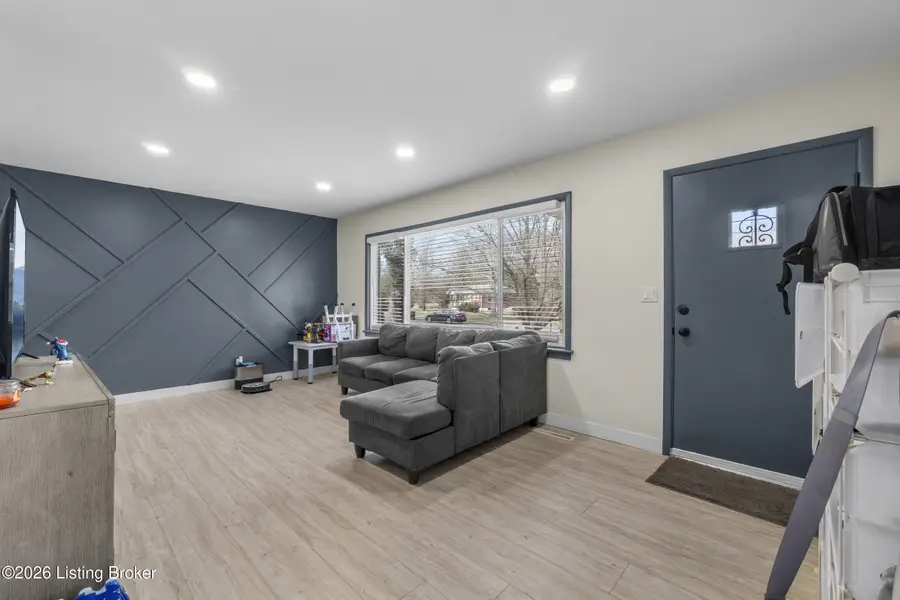 5502 Shorewood Dr, Louisville, KY 40214 - #3