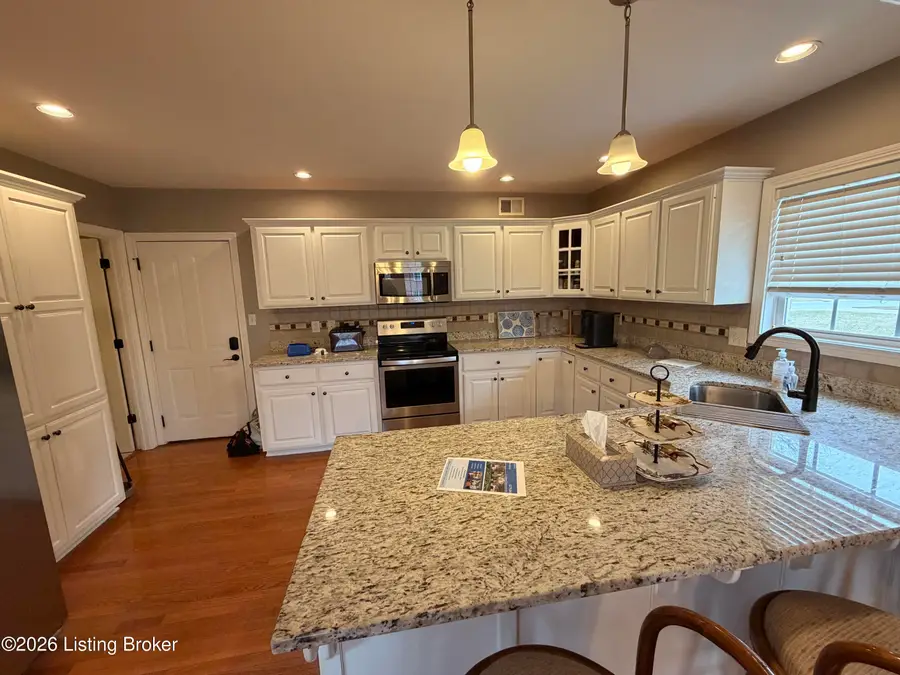 615 Ashbourne Dr, Shelbyville, KY 40065 - #3