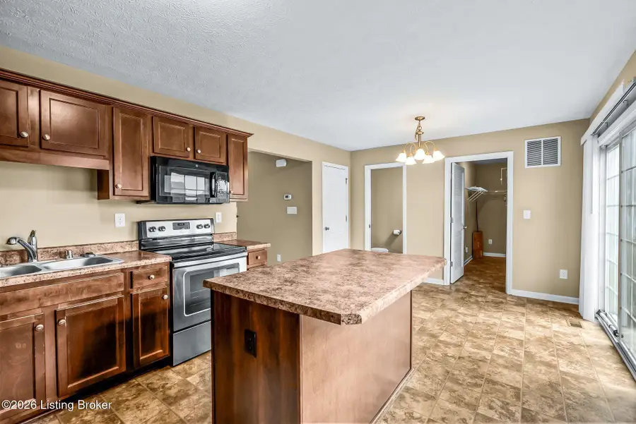 327 Red Crest Dr, Shepherdsville, KY 40165 - #2