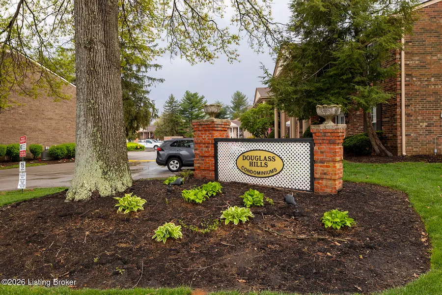 602 Logsdon Ct, Douglass Hills, KY 40243 - #2