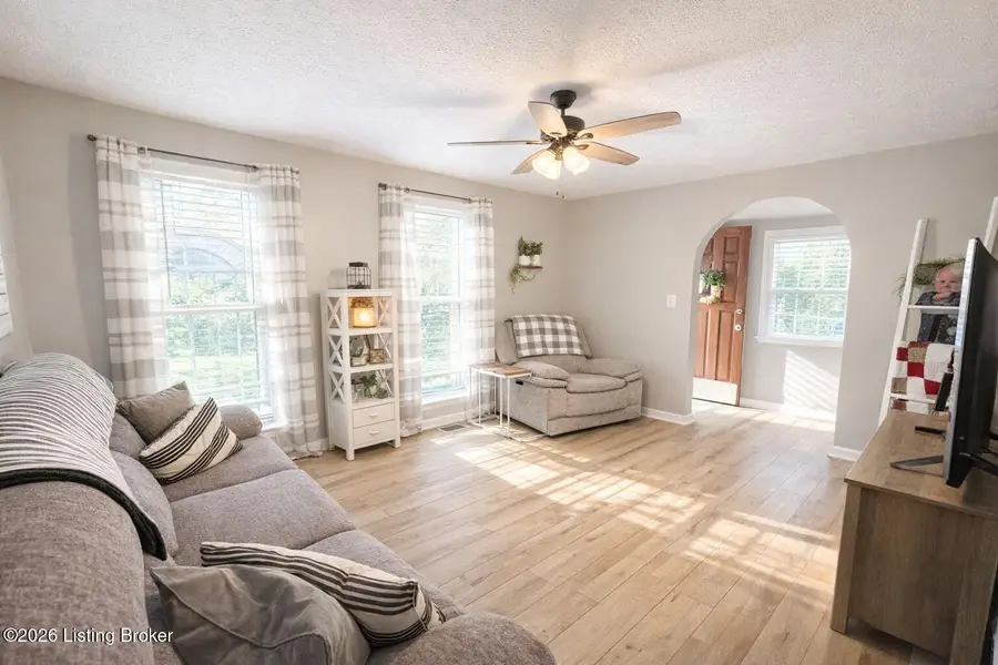 1027 Cobblestone Cir, Pioneer Village, KY 40165 - #3