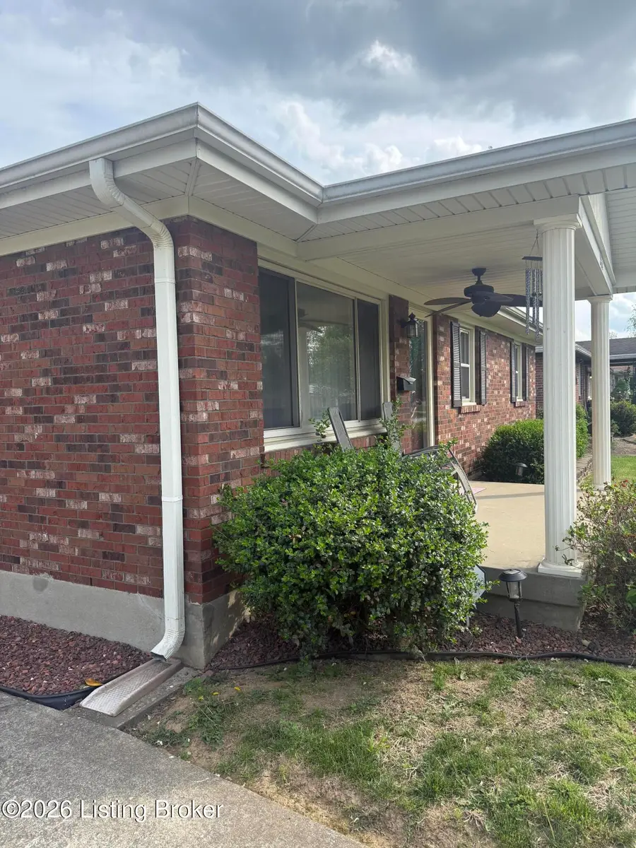 5409 Matterhorn Dr, Louisville, KY 40216 - #2