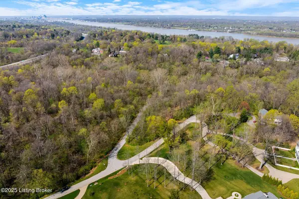 3136 Blackberry Hill Rd, Glenview, KY 40025