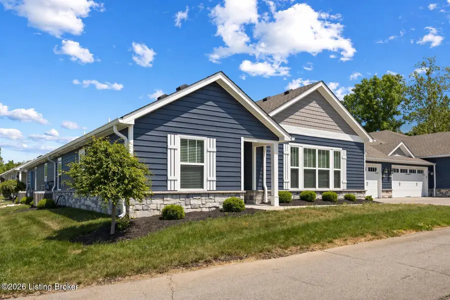 5022 Woodridge Lake Blvd, Louisville, KY 40272 - #2
