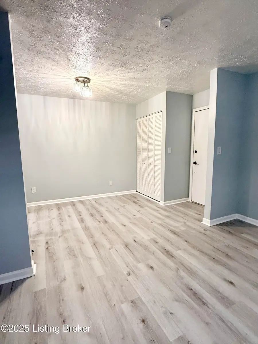3504 Lodge Ln #APT 330, Louisville, KY 40218 - #3