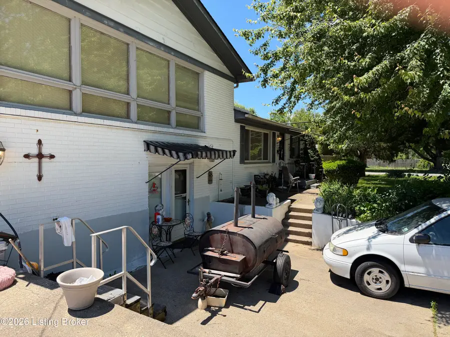 4717 Idle Hour Dr, Louisville, KY 40216 - #3