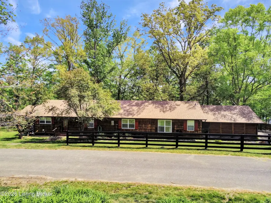 131 Lakeside Dr, Scottsville, KY 42164 - #2