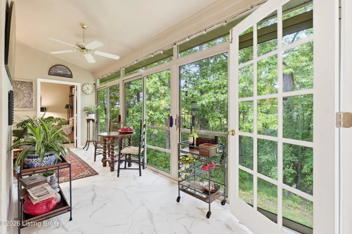513 Village Lake Dr, Louisville, KY 40245 - #1
