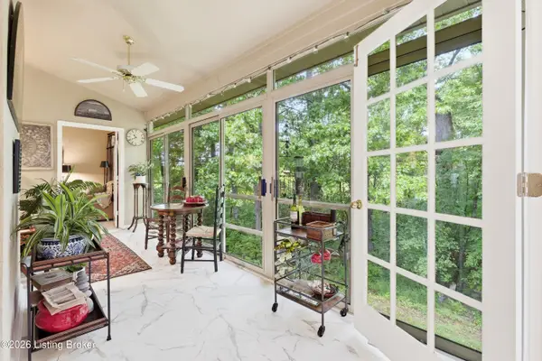 513 Village Lake Dr, Louisville, KY 40245