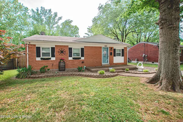 9806 Titan Dr, Louisville, KY 40229