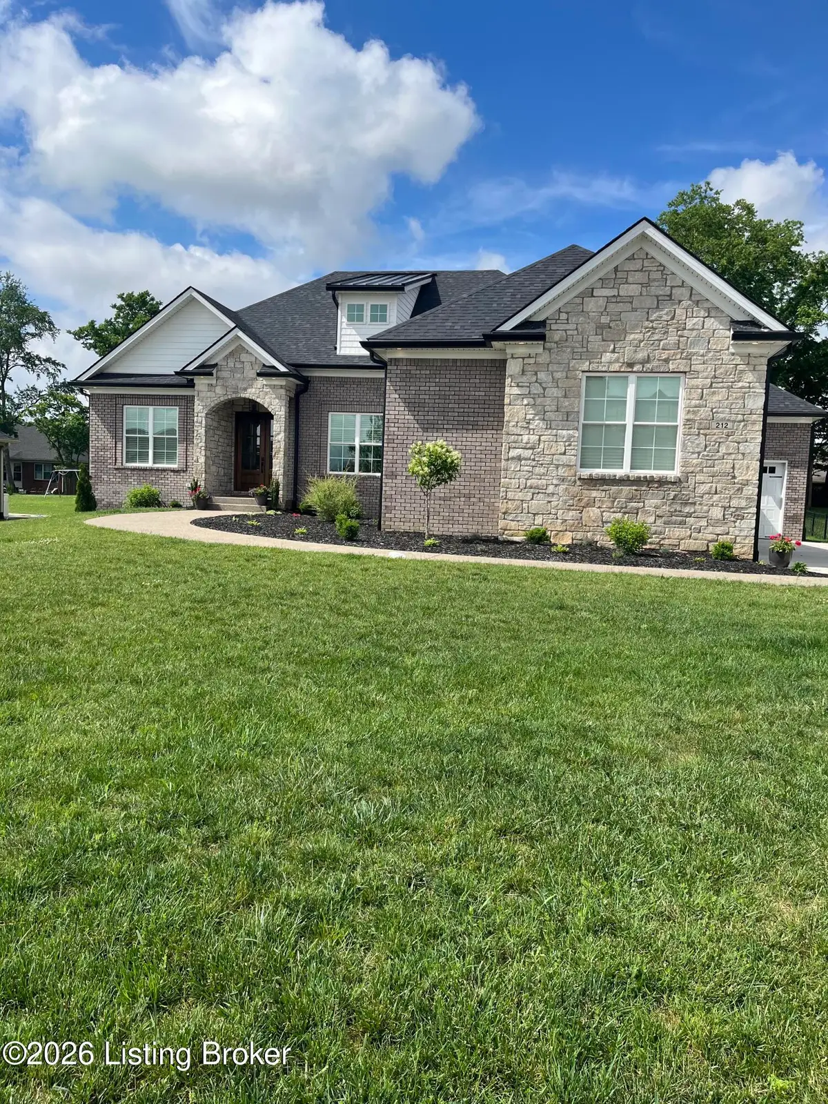 212 Cherokee Dr, Shelbyville, KY 40065 - #1