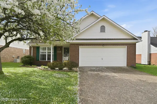 4827 Oak Pointe Dr, Louisville, KY 40245