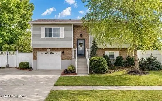 135 Meadowlake Dr, Radcliff, KY 40160
