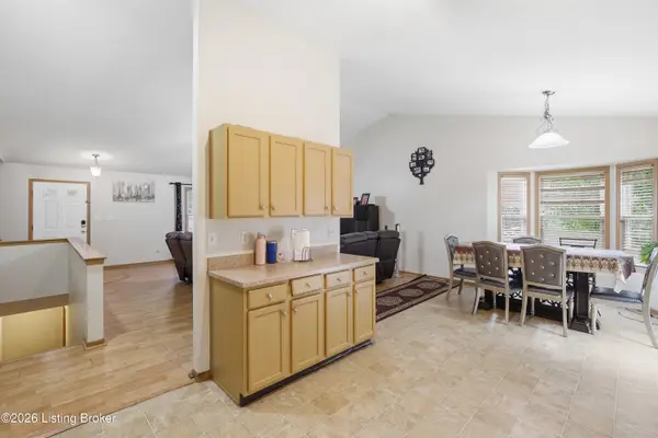 5201 Bannon Crossings Dr, Louisville, KY 40218