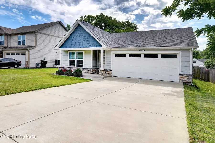 9004 Manslick Cmns Dr, Louisville, KY 40219 - #2