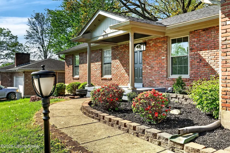 9206 Lakeridge Dr, Louisville, KY 40272 - #2