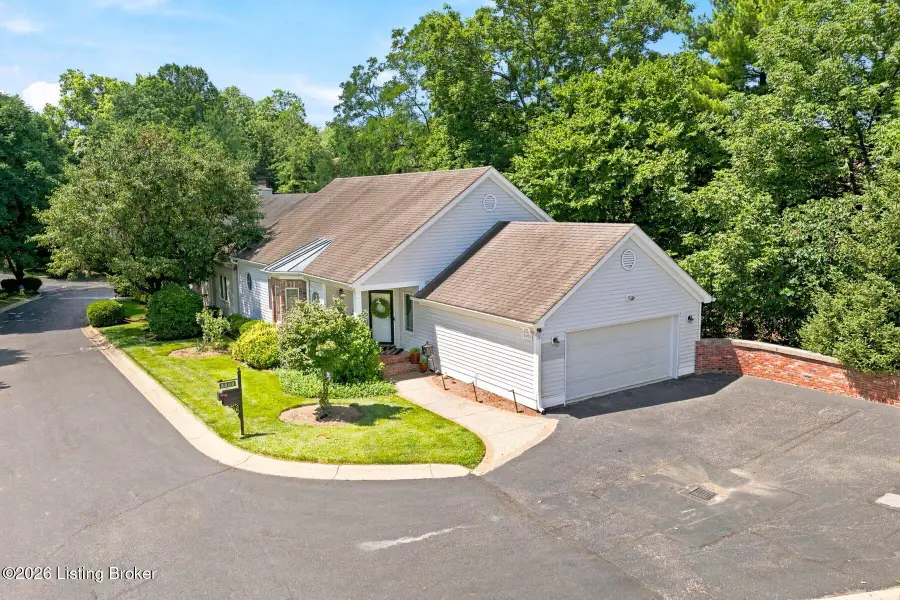 5403 Indian Woods Dr, Louisville, KY 40207 - #2