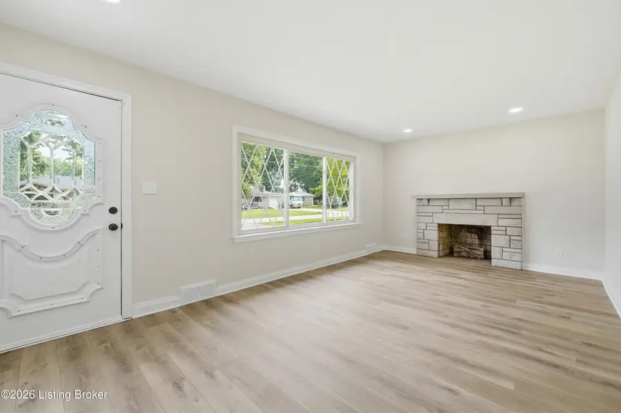1904 Farrington Dr, Louisville, KY 40216 - #3