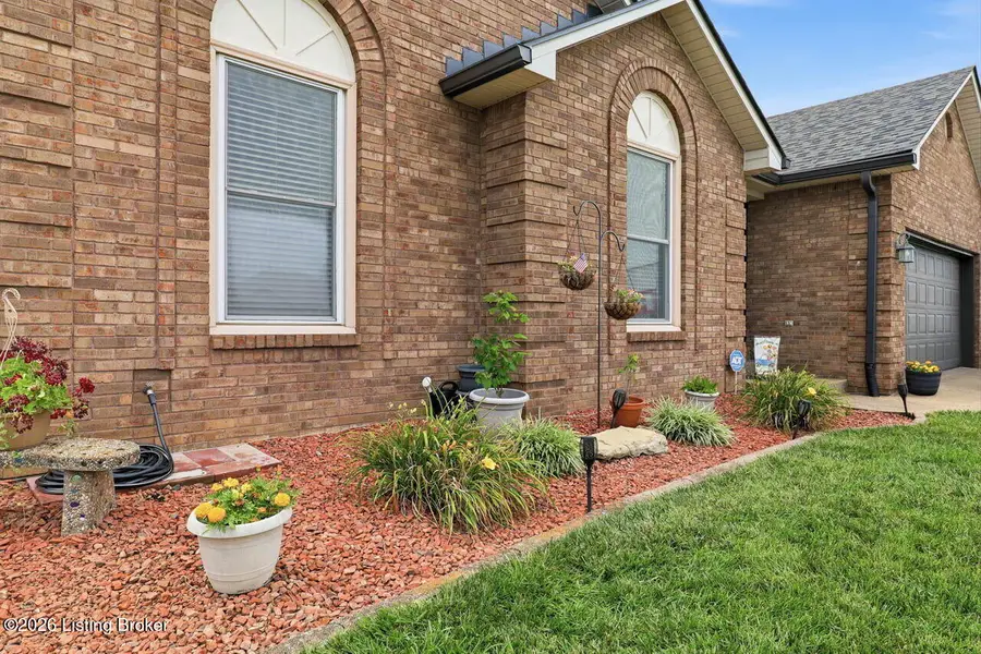 5127 Hunters Point Cir, Louisville, KY 40216 - #3