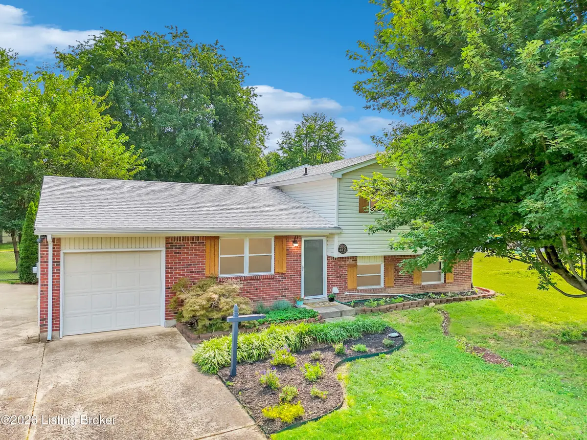 4811 Lunenburg Dr, Louisville, KY 40245 - #1