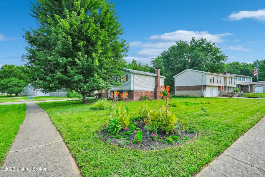 4811 Lunenburg Dr, Louisville, KY 40245 - #2