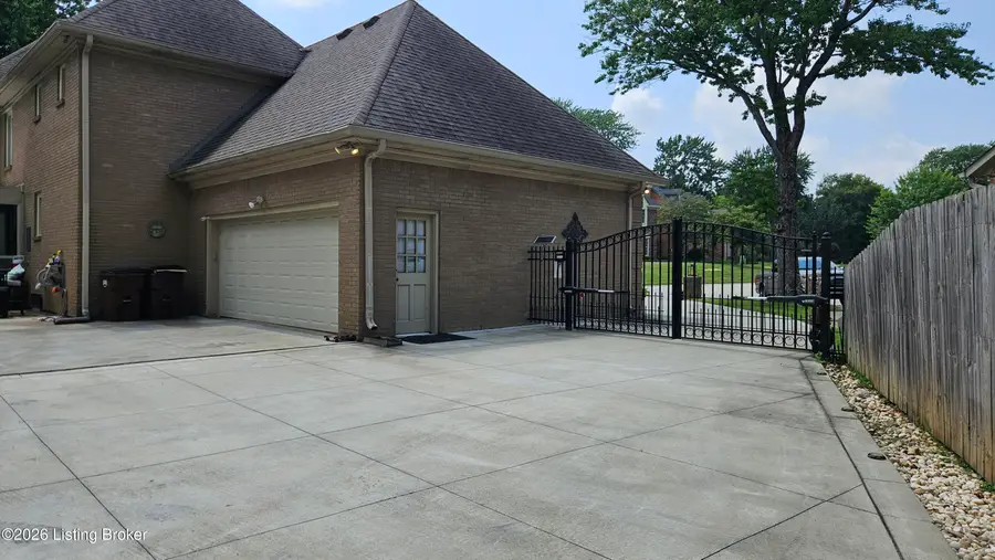 9214 Woodhurst Ct, Louisville, KY 40222 - #3