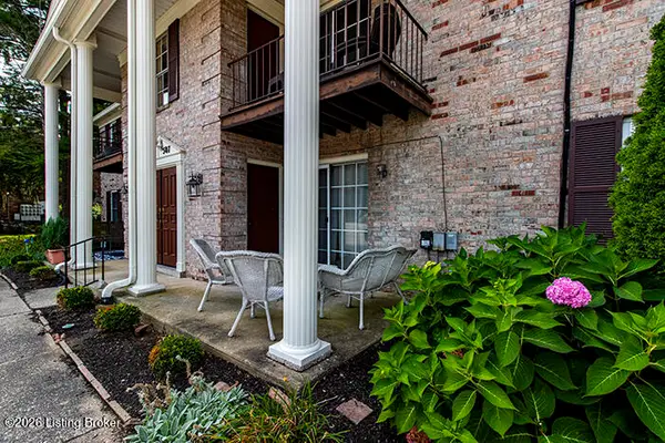 503 Logsdon Ct, Douglass Hills, KY 40243
