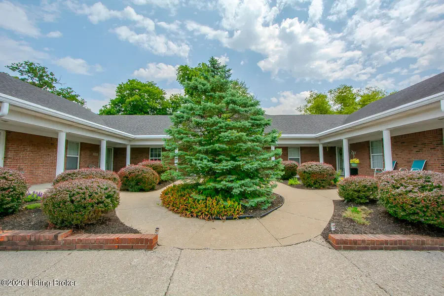 8421 Elsie Ct, Louisville, KY 40228 - #2