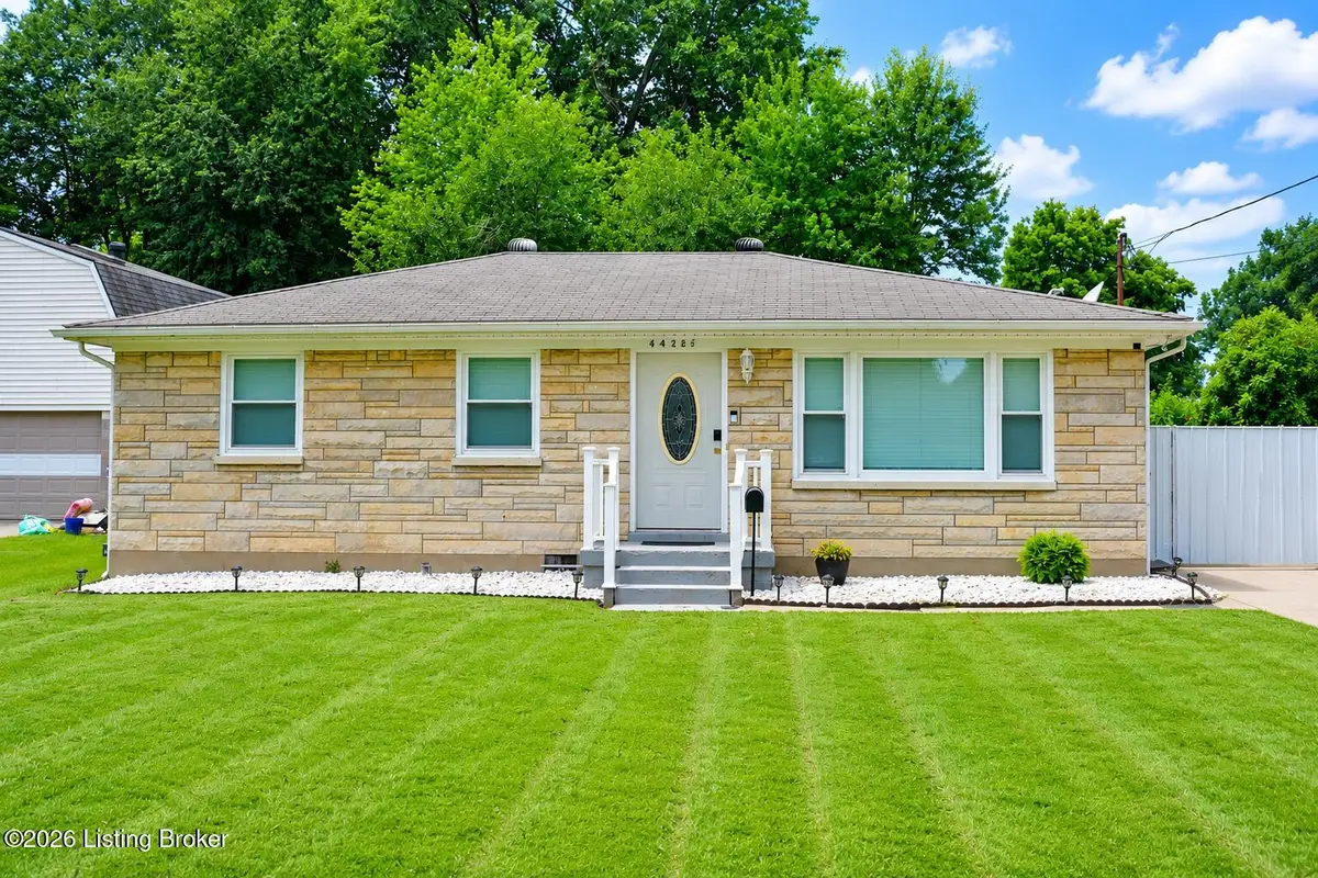 4426 Lynnview Dr, Louisville, KY 40216 - #1