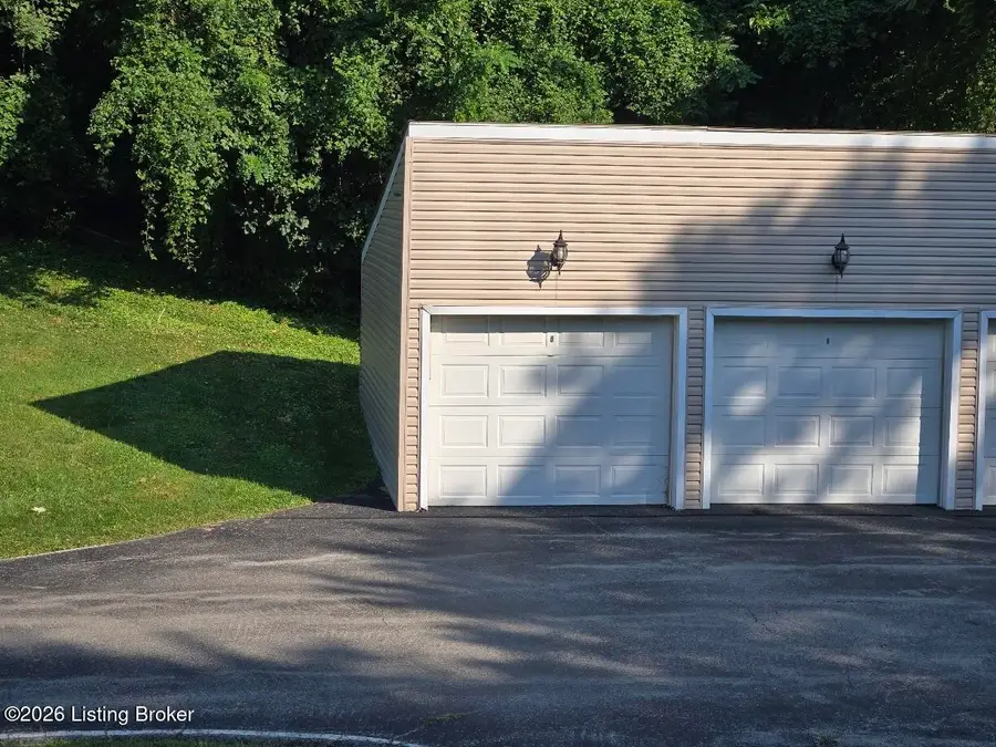 4116 Stoneview Dr #APT 4, Louisville, KY 40207 - #2