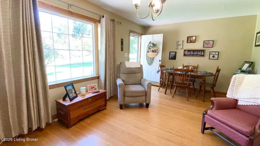 1082 Forrest View Dr, Louisville, KY 40219 - #2