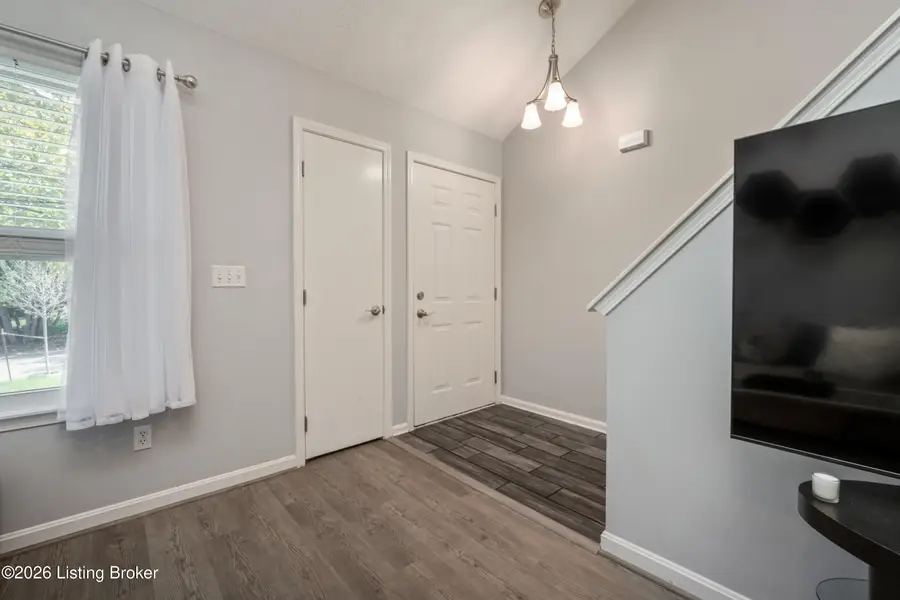 10400 Pinoak View Dr, Louisville, KY 40299 - #2
