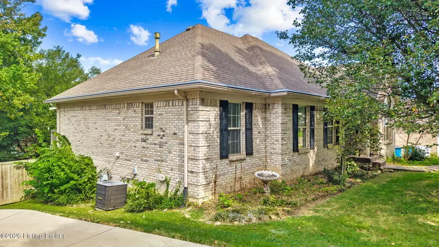 805 Auburn Oaks Dr, Louisville, KY 40214 - #2
