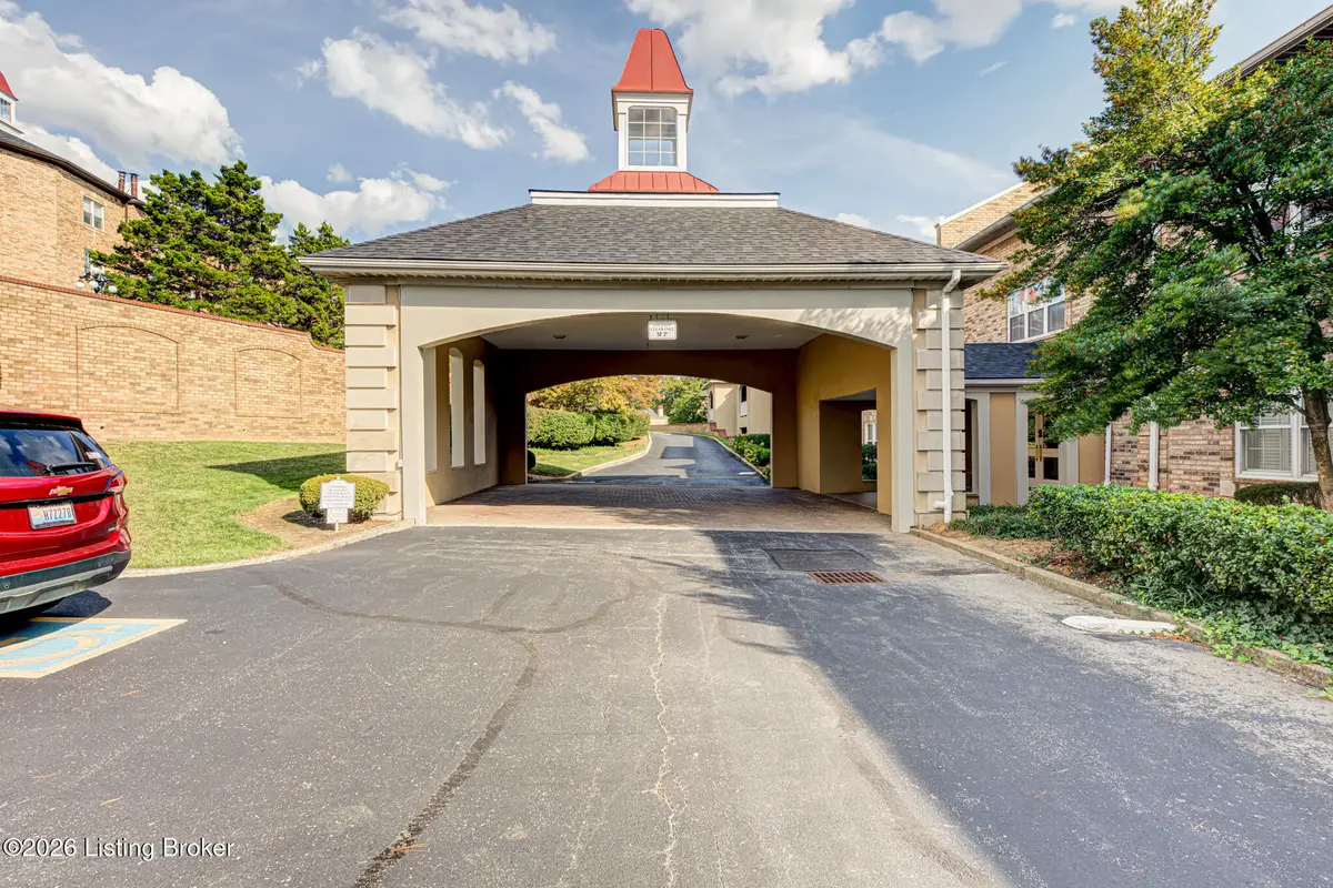 5601 Coach Gate Wynde #APT 4, Louisville, KY 40207 - #1