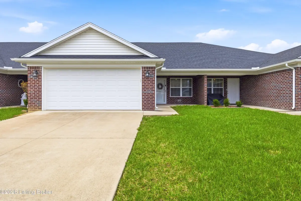 6724 Eagle Wood Dr, Louisville, KY 40272 - #1