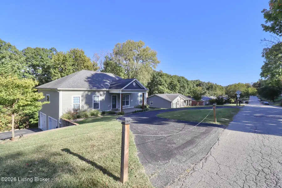 2718 Windsor Forest Dr, Louisville, KY 40272 - #2