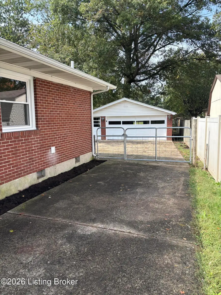 6402 Greenview Dr, Louisville, KY 40216 - #2