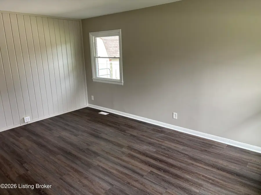 6402 Greenview Dr, Louisville, KY 40216 - #3