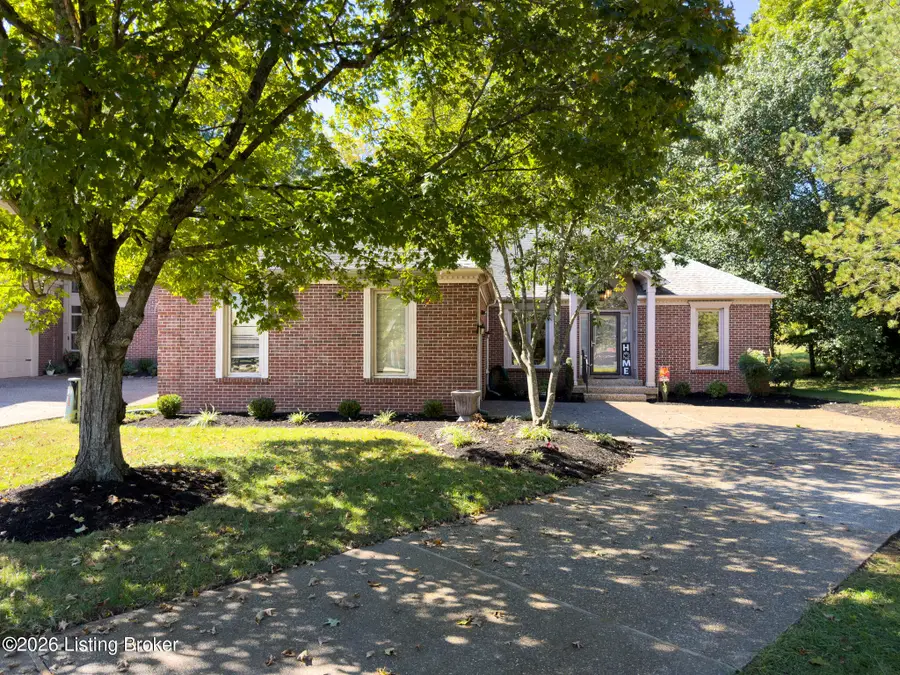 8025 Cedar Glen Ln, Louisville, KY 40291 - #2