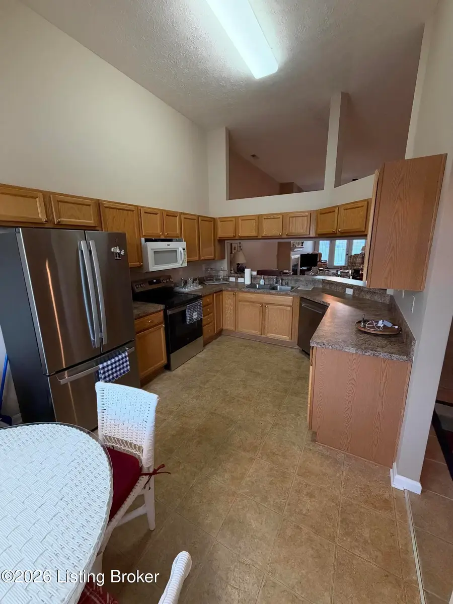 7604 Buffalo Trace Dr, Louisville, KY 40214 - #2