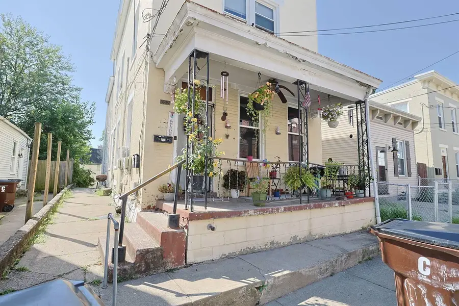 627 W 11th Street, Covington, KY 41011 - #3