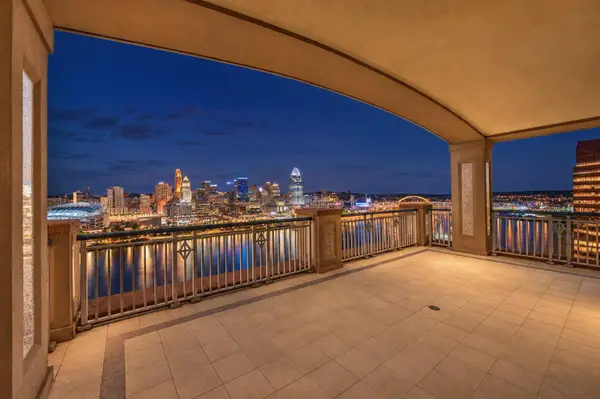 100 W Rivercenter Boulevard #PH2A, Covington, KY 41011