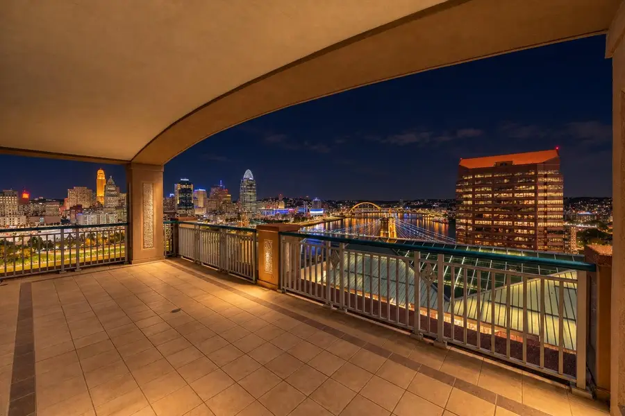 100 W Rivercenter Boulevard #PH2A, Covington, KY 41011 - #3