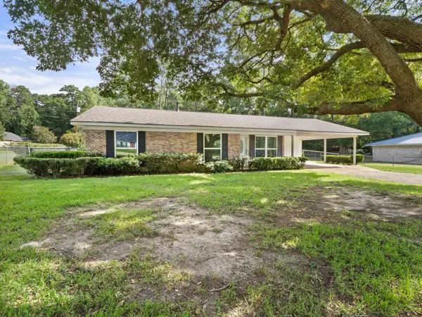 179 Country Club Cir, Leesville, LA 71446