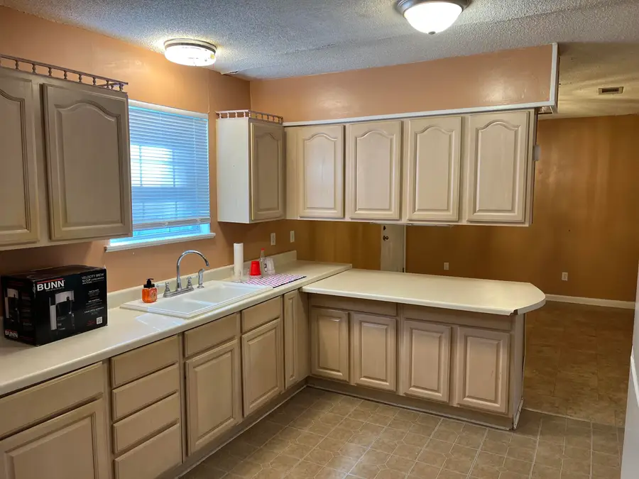 1007 Pinckney Ave, Leesville, LA 71446 - #3