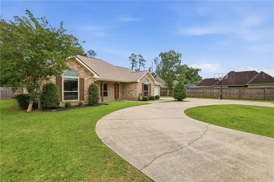 30184 Pine Oak Drive, Albany, LA 70711 - #2