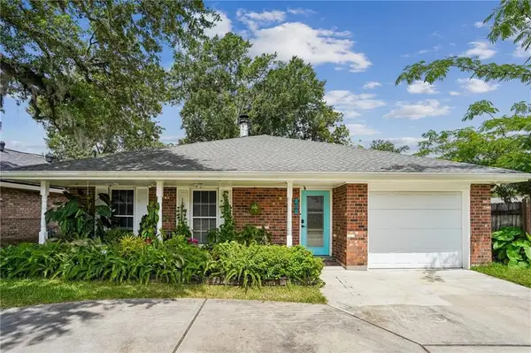 806 Colonial Club Drive, Harahan, LA 70123
