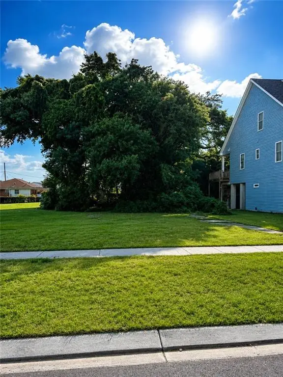 6048 Cameron Boulevard, New Orleans, LA 70112