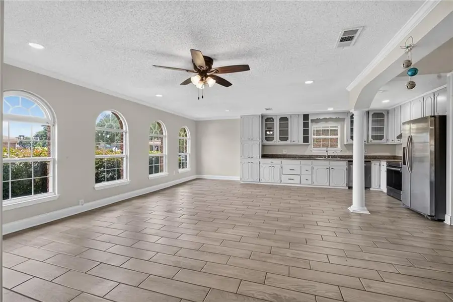 977 E Lexington Avenue, Gretna, LA 70056 - #3