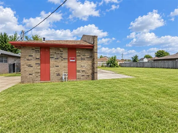 2824 Stacie Drive, Violet, LA 70092